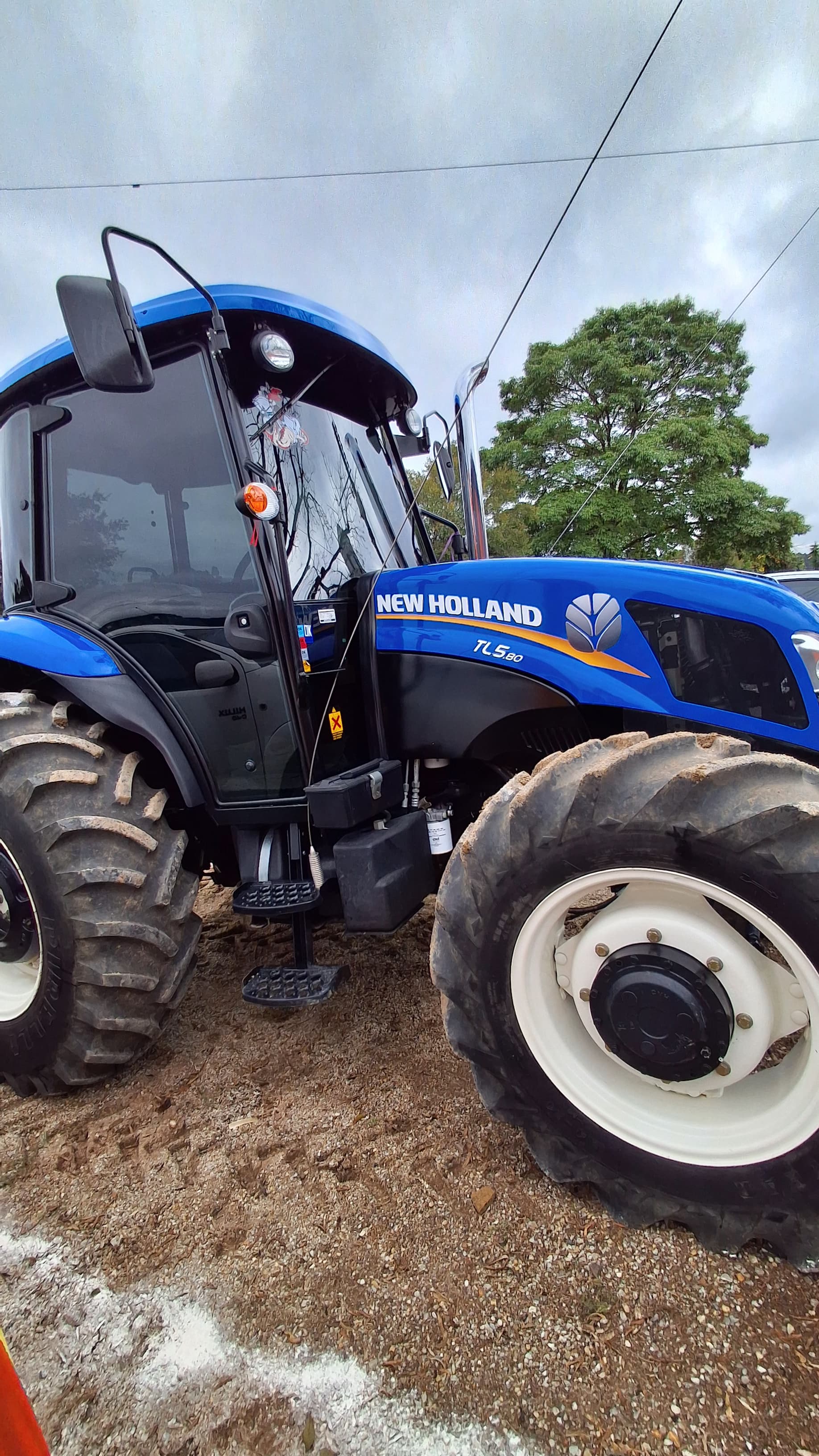 Trator New Holland em operação no campo